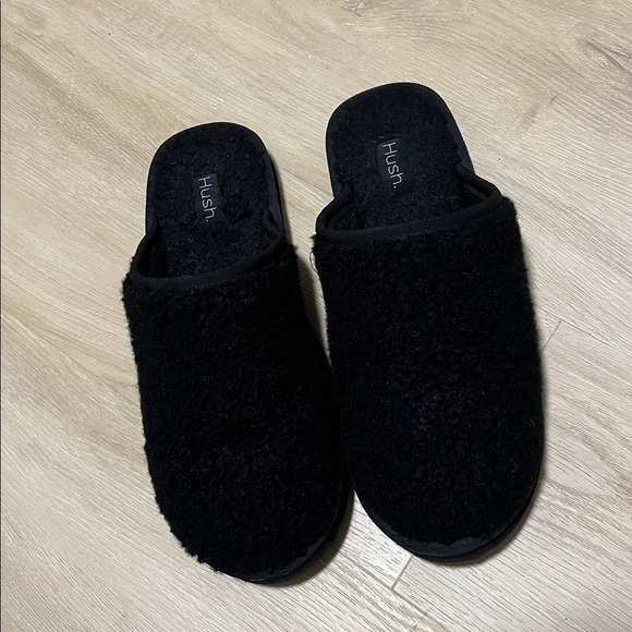 Hush Men’s Black Wooly Fuzzy Slippers Medium (42-43) - Picture 3 of 7